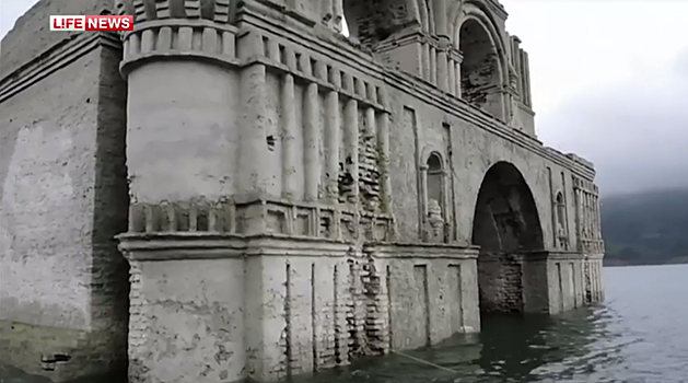 В Мексике из-под воды возник древний храм