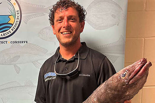 В США рыбак стал рекордсменом, поймав огромного уродливого угря