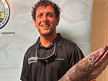 В США рыбак стал рекордсменом, поймав огромного уродливого угря