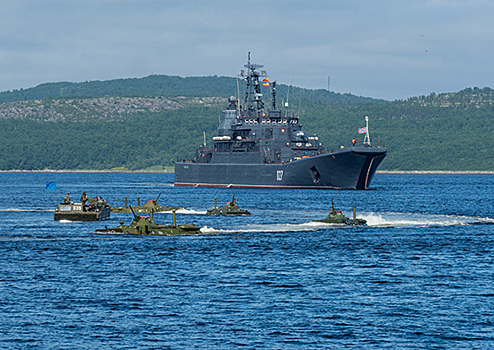 БДК «Кондопога» отработал морскую десантную подготовку с морской пехотой Северного флота
