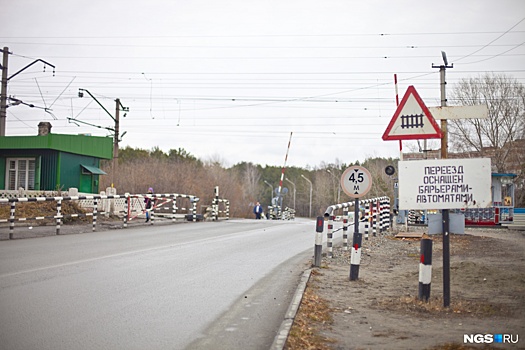 Под Новосибирском пассажирский поезд столкнулся с автомобилем: есть пострадавшие