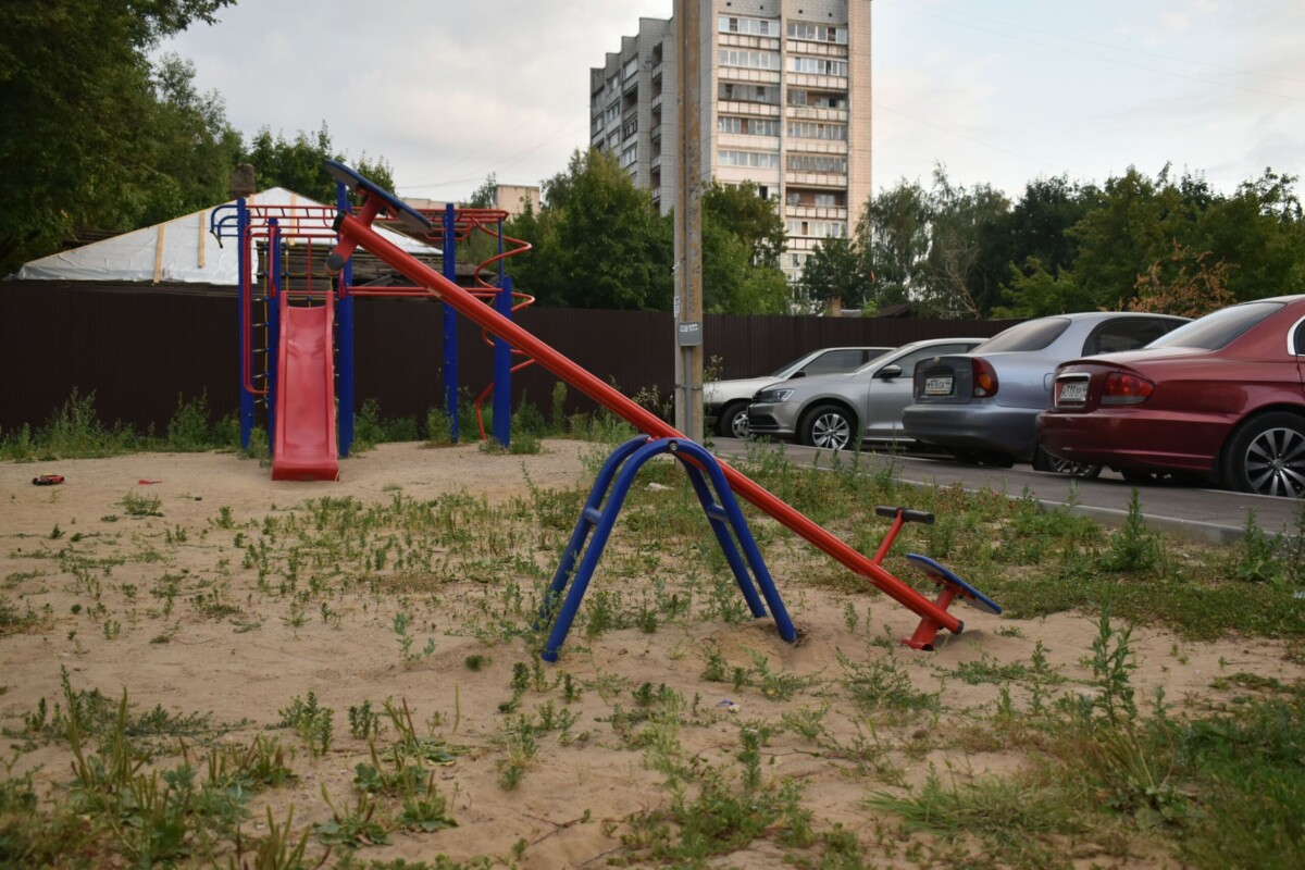 Страшенные качели и песочницы разыскивают в Костроме