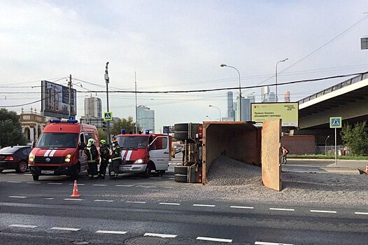 Один человек пострадал при опрокидывании грузовика на Воробьевском шоссе