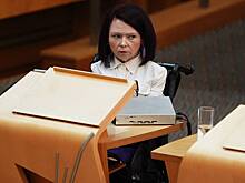 Депутат отказалась от места в парламенте ради друга-извращенца