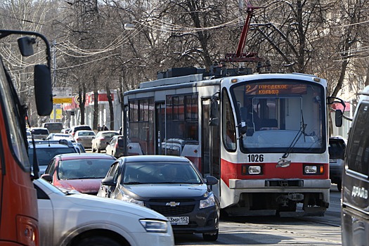 «Вся Белинка стоит». Сразу два ДТП произошли на одной из центральных улиц Нижнего Новгорода