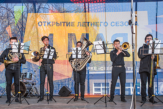 Театрализованные представления и научные шоу: что подготовили парки Москвы к открытию летнего сезона
