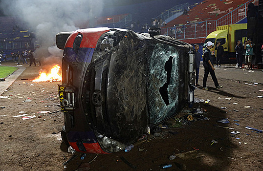 В Индонезии в ходе беспорядков после футбольного матча погибли более 170 человек