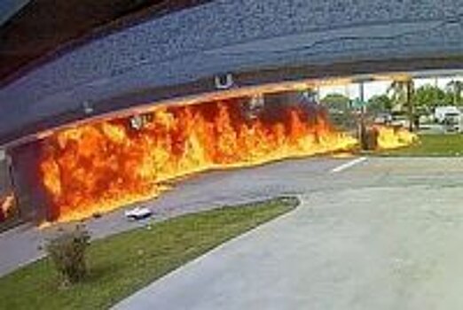 Во Флориде самолет B36 Bonanza упал на автомобиль