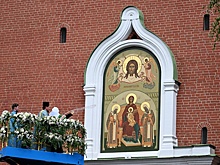 Патриарх освятил воссозданную после уничтожения икону на Спасской башне Кремля
