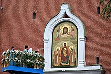 Патриарх освятил воссозданную после уничтожения икону на Спасской башне Кремля
