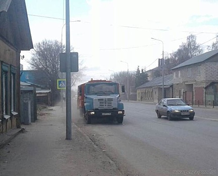 В Пензе моют дороги по улицам Каракозова, Урицкого, Ерик и Злобина