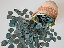 Археологи обнаружили сотни монет XVIII века под полом церкви