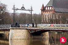 У Деревянного моста образовались пробки из-за установки опор трамвайной контактной сети