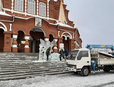 Вандалы обезглавили ледовую скульптуру Святого Иосифа у Михайловского собора в Ижевске
