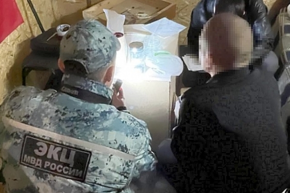 В Волгограде подростки подожгли копию Знамени Победы