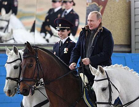 Принц на белом, президент на гнедом: почему женщинам нравятся сильные мужчины на конях