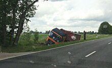 На трассе «Талпаки — Советск» в кювете лежит песковоз