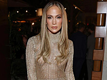 Дженнифер Лопес показала декольте без белья в откровенном образе