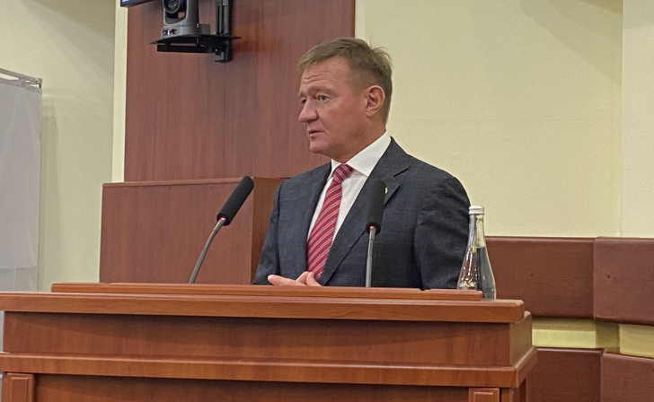 Бусаргин выразил соболезнования родным погибших в школе Ижевска. Он поручил усилить меры безопасности в школах Саратовской области