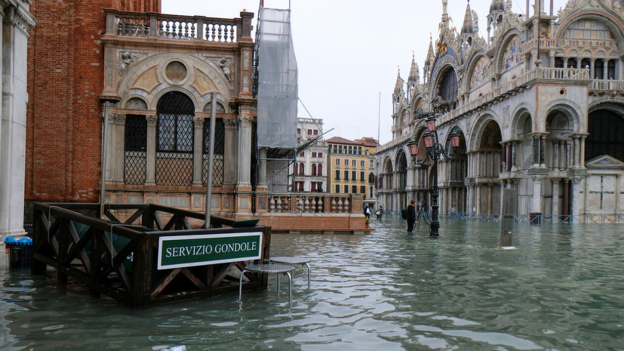 Почему венеция на воде. Палаццо Контарини дель Боволо. Прилив в Венеции. Венеция Фрари. Наводнение в Венеции.