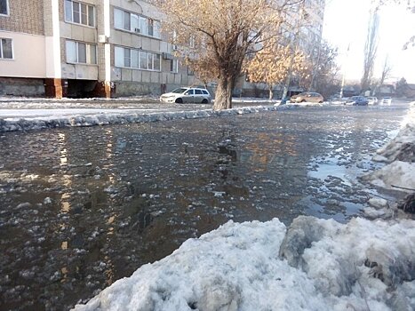 Хуже, чем в Новом Уренгое при -51. Саратовцы возмущаются «ледяным озером» в городе