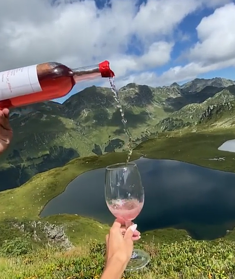 Выпить вино в горах — бесценно. Чтобы увидеть этот пейзаж, можно записаться на экскурсию на "Семь озер".