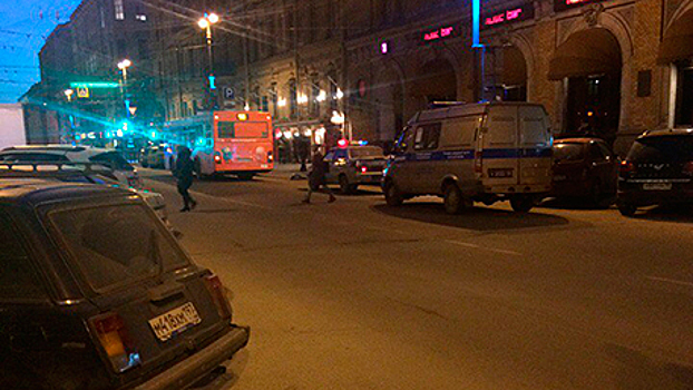 В Петербурге полиция оцепила автобус