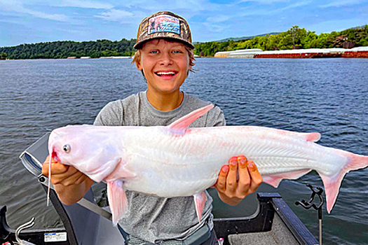 15-летний рыбак поймал редчайшую рыбу и выпустил ее обратно