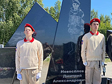 Утонувшему при спасении двоих детей школьнику установили мемориал в России