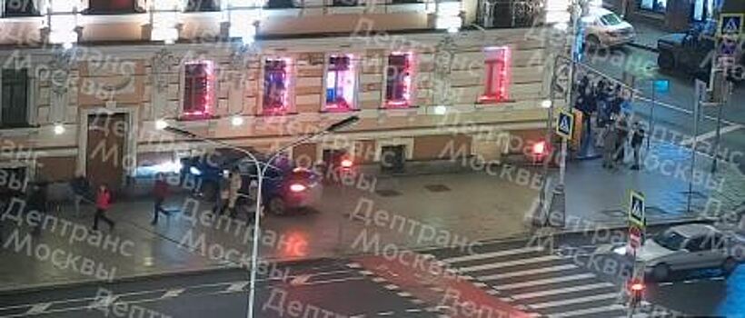 В Москве в районе Тургеневской площади легковой автомобиль врезался в фасад здания