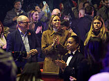 Княгиня Монако Шарлен в тренче из замши посетила рождественский спектакль