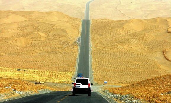 В пустыне Китая расположена дорога длиной 500 км