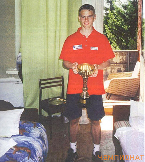  В 1996 году Акинфеев побывал в Югославии – это был его дебютный международный турнир. Его замечательная игра поразила главу местной федерации футбола. Милян Милянич увидел в маленьком вратаре задатки преемника Яшина