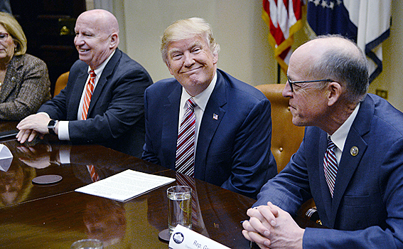 Президент США Дональд Трамп (в центре)