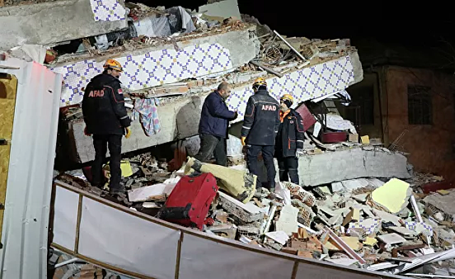 Мать спасенной девочки вытащили из-под завалов в Турции