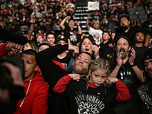 Видео: экс-боец UFC Нейт Диаз посетил шоу WWE и попозировал с мировым титулом промоушена