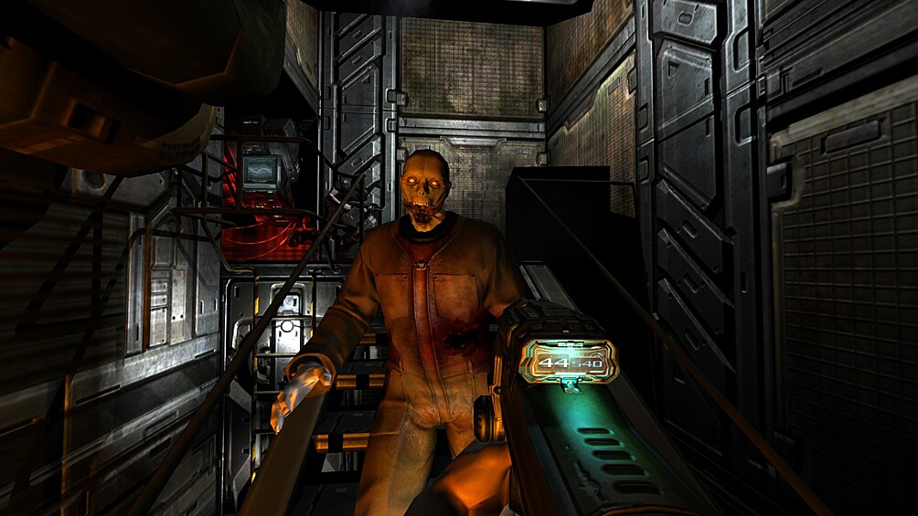 Doom 3 (2004). Несмотря на то, что с момента релиза Doom 3 прошло почти два десятилетия, третья часть серии до сих пор остается самой противоречивой — все из-за внезапной смены жанра. Если две предыдущие игры были высокоскоростными аркадными шутерами, то третья ощущалась как нерасторопный хоррор