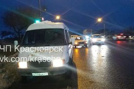 В Красноярске на Шинном мосту произошла массовая авария