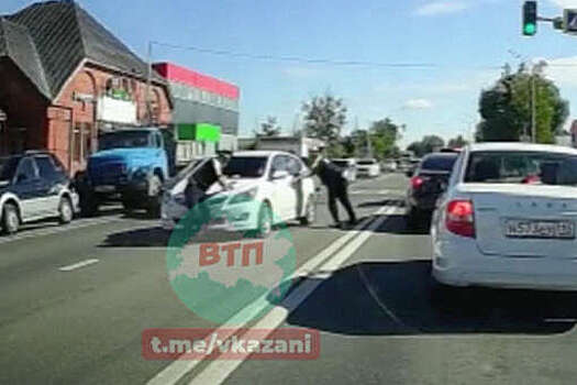 В Татарстане следователи завели уголовное дело на водителя, протащившего полицейского на капоте