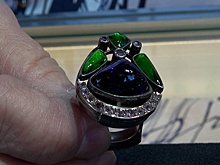 Сколько можно делать цветочки: Ювелир создает украшения в стиле конструктивизма