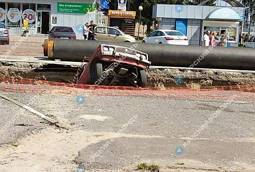 В Курске автомобиль «ВАЗ» провалился в раскоп на проспекте Дружбы