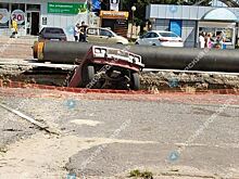 В Курске автомобиль «ВАЗ» провалился в раскоп на проспекте Дружбы