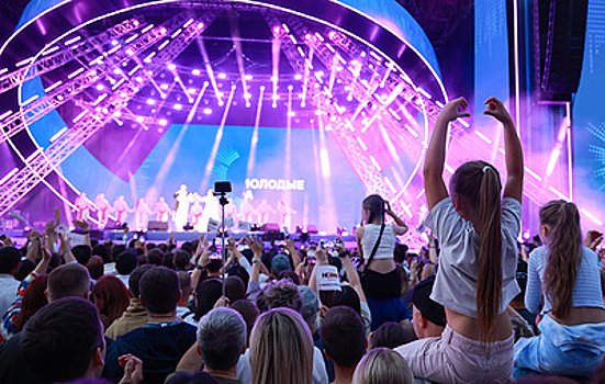 Кадышева и "Бонд с кнопкой", Буланова и Баста: какую музыку слушают россияне