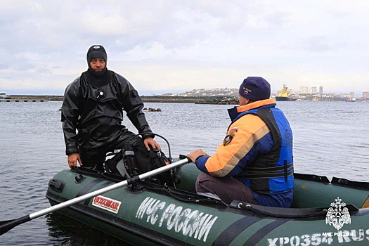 В Приморье спасли рыбаков, которых уносило в открытое море на надувной лодке