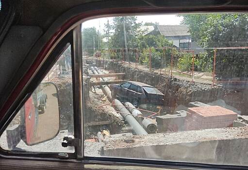 В Оренбурге автомобиль на Корецкой съехал яму для трубопровода