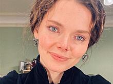 «Поехали»: Лиза Боярская предстала в стильном тренче цвета графита