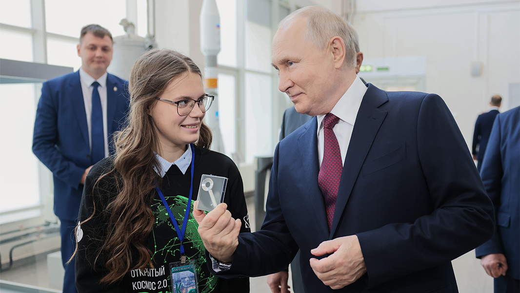 Путин пригласил школьницу на пуск корабля «Союз МС-24»