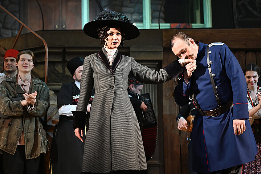 Ольга Бузова в роли певицы Беллы Шанталь на премьерном показе спектакля «Чудесный грузин» в МХАТ им. Горького, 2021 год