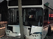 Служебный автобус с людьми врезался в столб на одной из улиц Кемерова