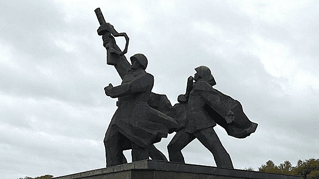Памятник советскому солдату отказались сносить в украинском селе